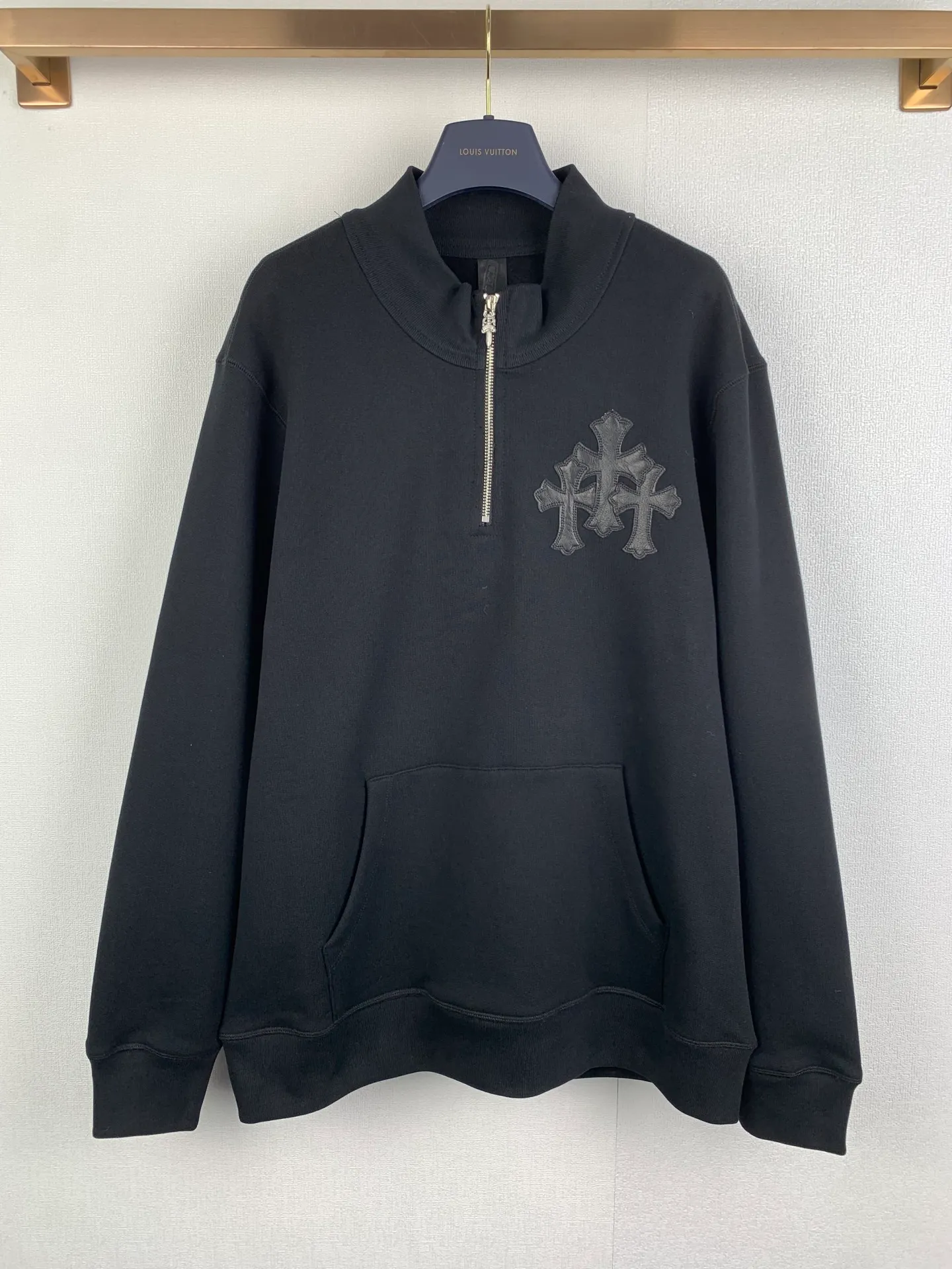 P460 Chrome Hearts 25SS leather cross half-zip long-sleeved sweatshirt. Genuine product purchased and developed by 22719. 480g linen combed cotton fabric, 430g 1*1 matching high-end fashion brand ribbing, fabric fermentation washing, template embroidery, customized 1:1 leather, customized 1:1 back brand, customized 1:1 zipper, customized 1:1 trademark, fitted version Size: S M L XL